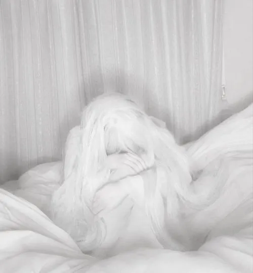 Sắc trắng mịn tạo trạng thái thôi miên nhẹ