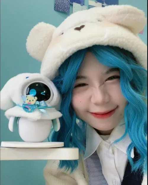 Hình avt Mèo Simmy cho thấy kiểu tóc gắn với màu sắc hài hòa