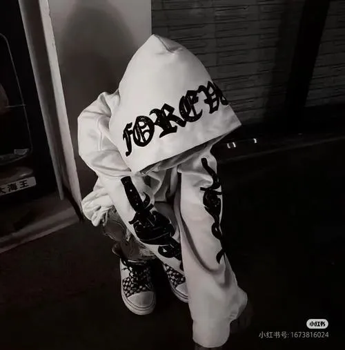 Ảnh profile nam buồn nhìn ngầu theo cách rất lặng