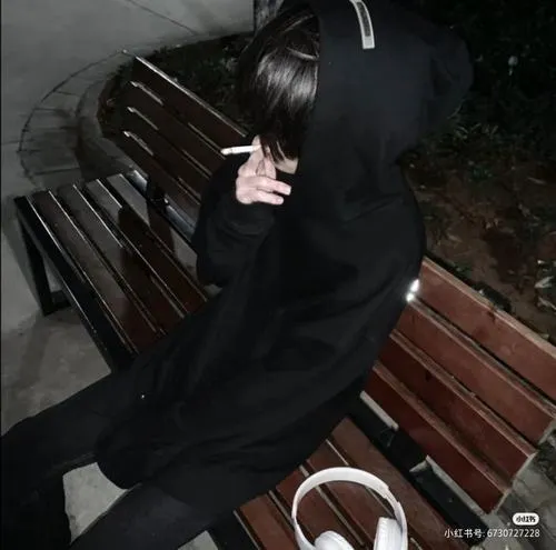 Khoảng trống lớn nhấn sự im lặng và bóng tối