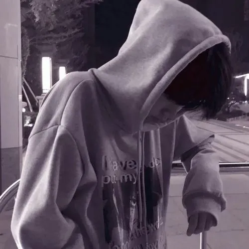 Hình profile cute tái hiện dáng hơi cúi thu mình