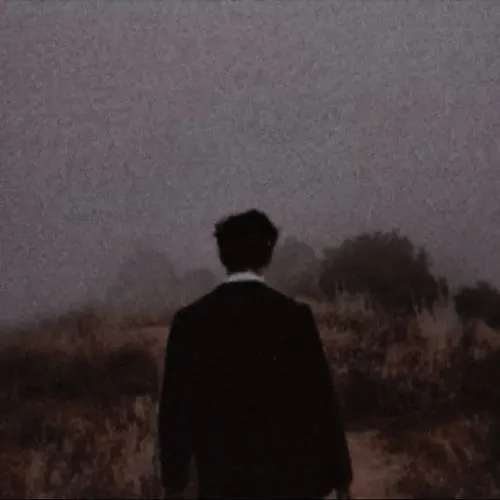 Ảnh đại diện cá nhân nam phủ sắc xám và bóng đổ dài.