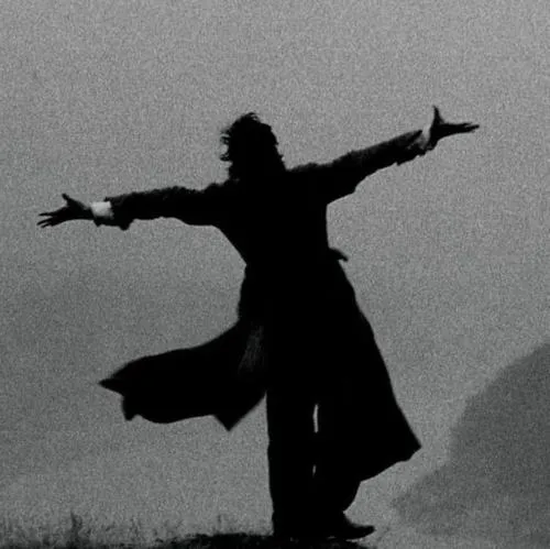 Nam giới đứng lặng trong nền tối gợi cô độc âm thầm.