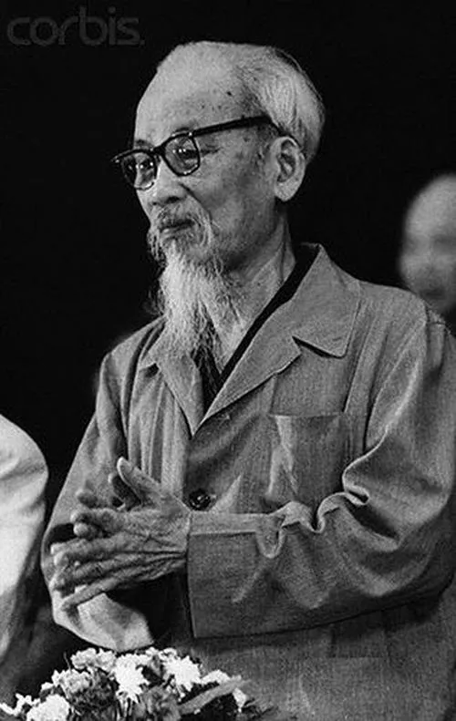 Áo ka ki giản dị hòa màu chủ đạo trầm tăng nét mộc mạc