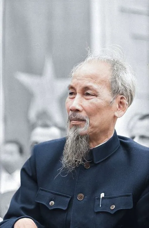 Ảnh Bác với nền đỏ làm nổi bật gương mặt rõ ràng