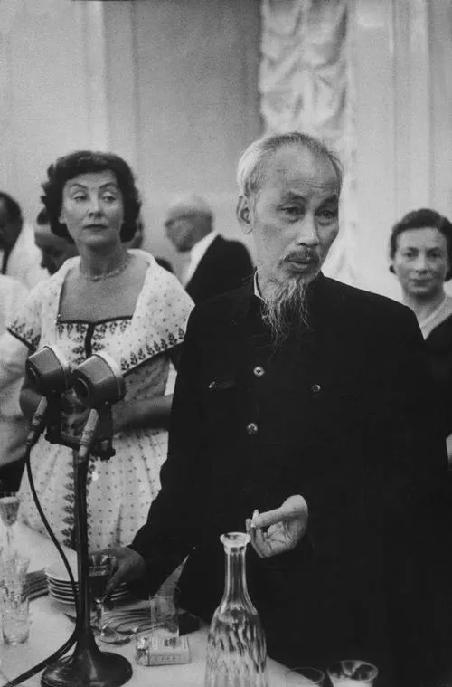 Ảnh Chủ tịch Hồ Chí Minh cùng bục gỗ gợi phút lịch sử