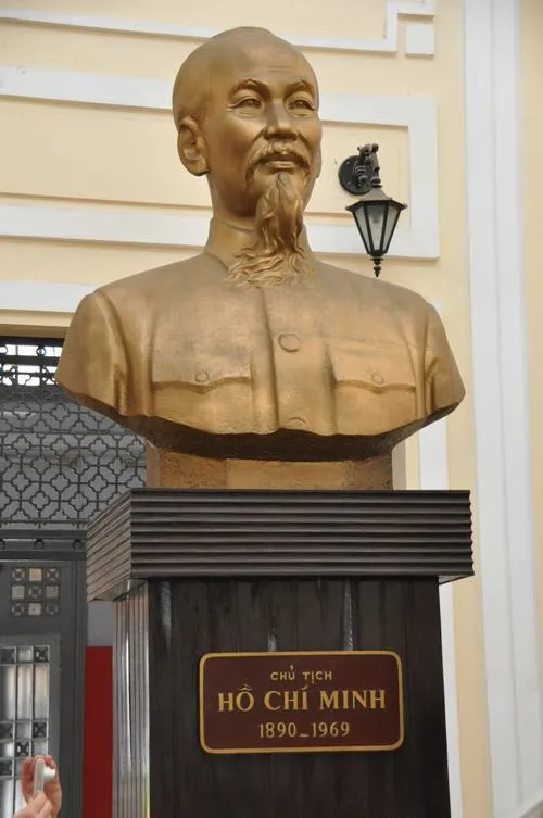 Hình Bác Hồ mang thông điệp nhân ái xuyên suốt lịch sử