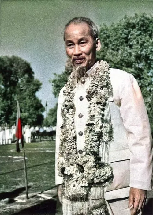 Chân dung Bác đặt khung viền tròn tạo cảm giác chỉnh tề trang nghiêm