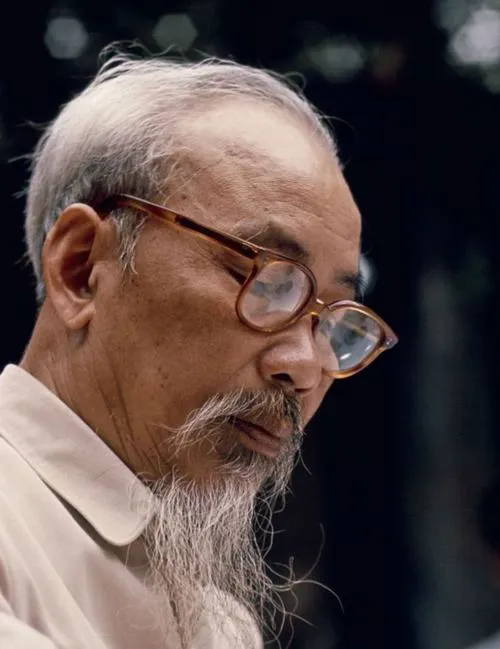 Hình người Cha già dân tộc gắn Nhà sàn Bác Hồ mộc mạc