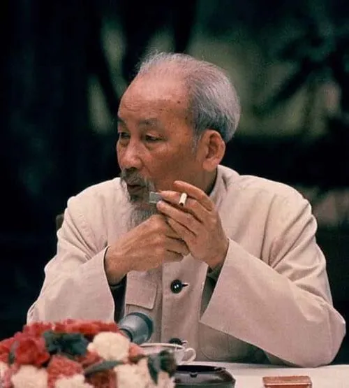 Ảnh Bác gợi Bản Tuyên ngôn Độc lập thiêng liêng