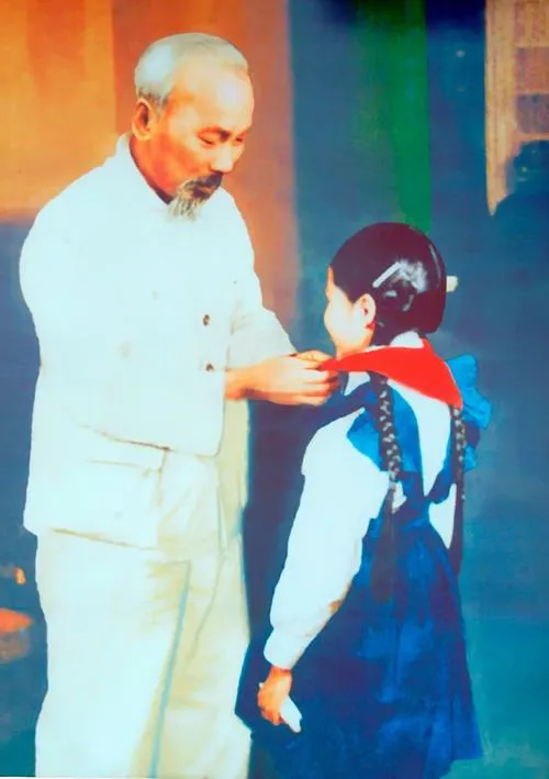 Ảnh Hồ Chí Minh khi đặt cạnh nhau, vì sao tự nhiên thành một dòng thời gian