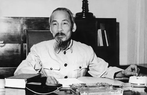 Phong cách cổ điển kết hợp tông đen trắng đầy chiều sâu