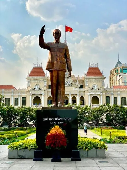 Hình người Cha già dân tộc hiện tư thế đứng thẳng đầy độc lập