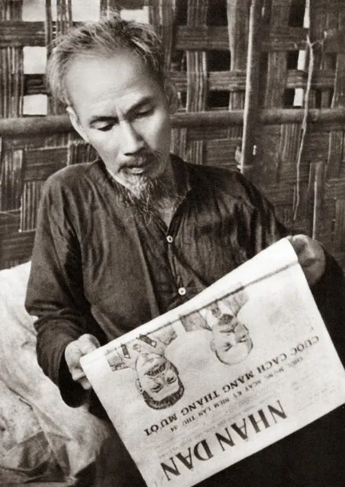 Ảnh Chủ tịch Hồ Chí Minh toát phong thái điềm tĩnh đầy biểu tượng