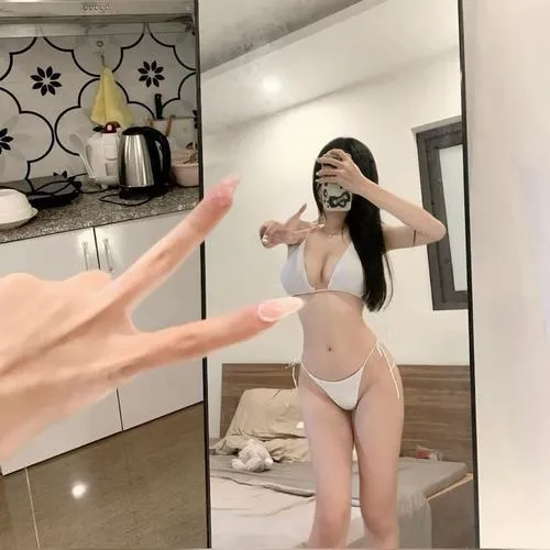 Bikini 3 mảnh giúp gái xinh phô diễn vóc dáng nóng bỏng tinh tế