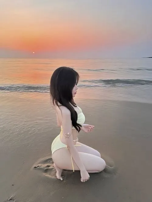 Khi bikini 3 mảnh làm nổi bật vẻ đẹp hình thể gái xinh