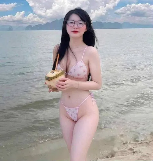 Gái xinh diện đồ bơi khoe làn da nắng