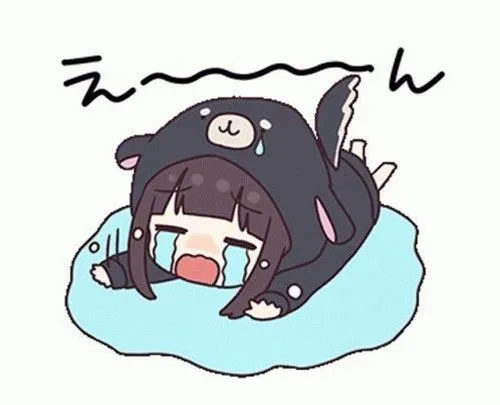 Chibi đội mũ nằm sấp trong vũng nước, khóc mệt, như hết cách để vui.