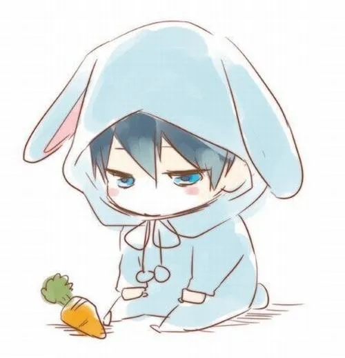 Cậu nhóc áo choàng xanh tai thỏ ngồi bệt, ôm cà rốt, buồn lặng trong mưa.