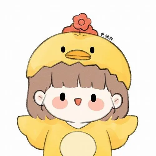 Bé đội mũ vịt vàng, má ửng, mắt long lanh, vibe dễ thương kiểu ảnh chibi.