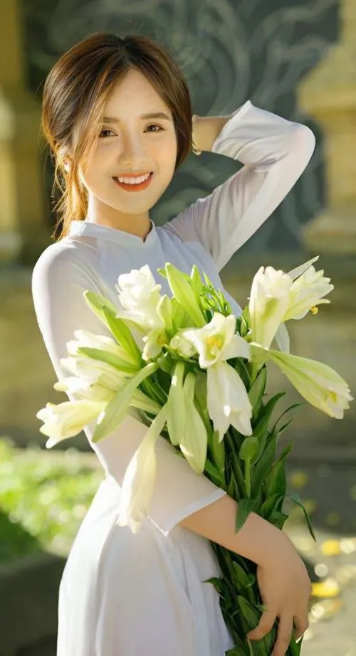 Chụp ảnh ngoài trời làm tà áo hòa cùng gió