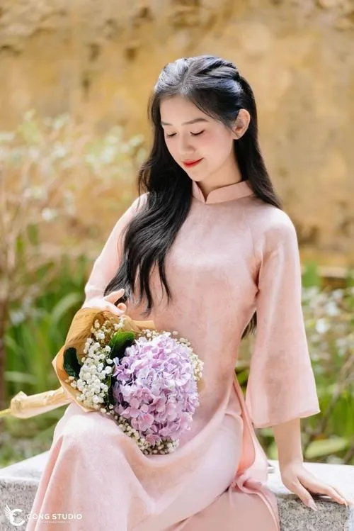 Tạo dáng áo dài truyền thống giữ nét kín đáo mềm mại