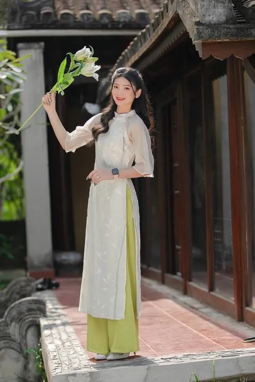 Áo dài và những dáng chụp sinh ra để dành cho sự lặng yên