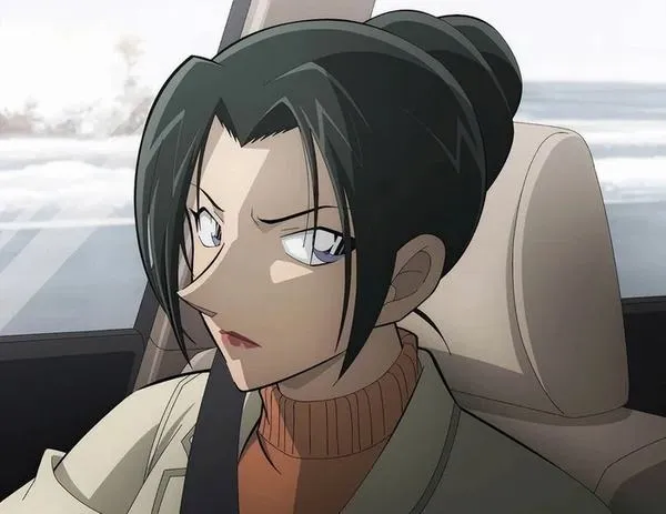 Uehara Yui ngồi trong xe, ánh sáng xám lạnh, gương mặt căng như đang cân manh mối