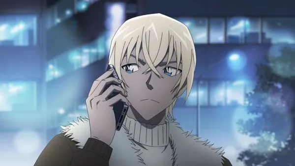 Amuro Toru nghe điện thoại, nền đô thị mờ, gương mặt lạnh và tập trung như đang truy dấu