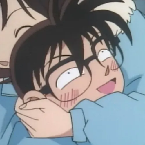 Conan ngại đỏ mặt trong khoảnh khắc đời thường, cận cảnh má hồng và ánh mắt né tránh