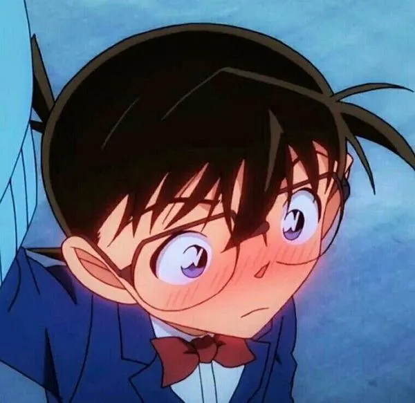 Conan thẹn thùng nhưng vẫn cố bình tĩnh, mím môi nhẹ, má hồng nổi bật