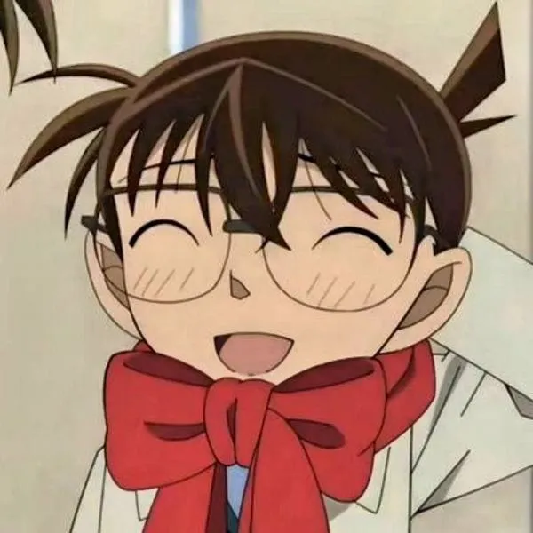 Ảnh Conan thẹn thùng kiểu kín đáo, nụ cười gượng và đôi tai ửng đỏ