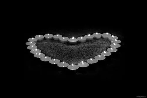 Hình đại diện tưởng niệm dùng ánh sáng low key bố cục cận mặt