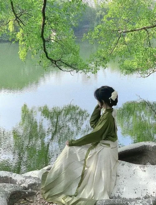 Hình đại diện nữ trắng đen bóng đổ mềm tạo vibe lạnh lùng