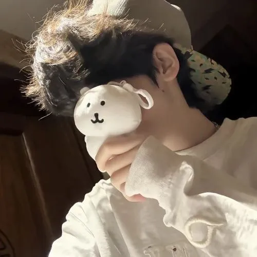 Hình đại diện nam giới áo sơ mi trắng nền trơn nhìn thư sinh