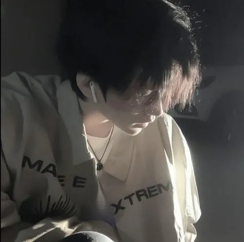 Ảnh đại diện chàng trai đen trắng mềm tạo độ ngầu lạnh lùng