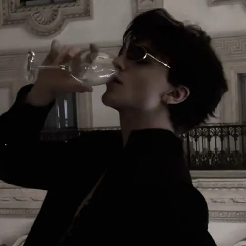 Avatar con trai kính gọng đen kết hợp tương phản nhẹ