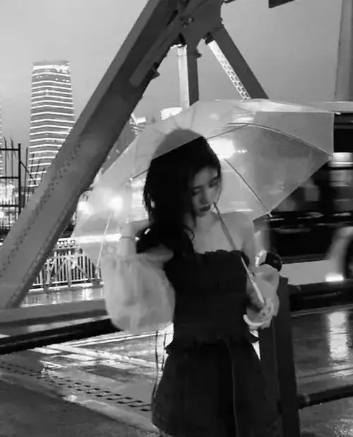 Ảnh đại diện đen trắng nhấn tách nền gương mặt nữ