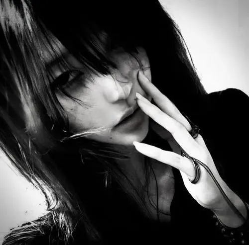 Ảnh avatar ngầu đen trắng bao phủ phụ nữ bằng khoảng tối