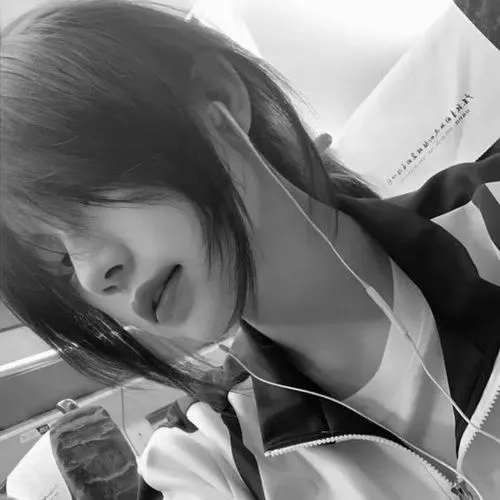 Ảnh đen trắng avatar buồn nữ gợi nét mong manh khó gọi tên