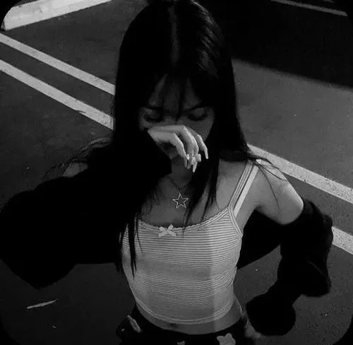 Ảnh avatar dễ thương đen trắng giữ cảm giác lạnh nhẹ của nữ