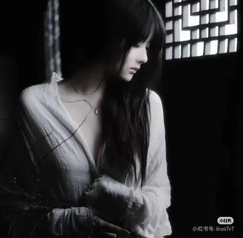 Ảnh trang cá nhân đen trắng ôm khoảng tối quanh phụ nữ