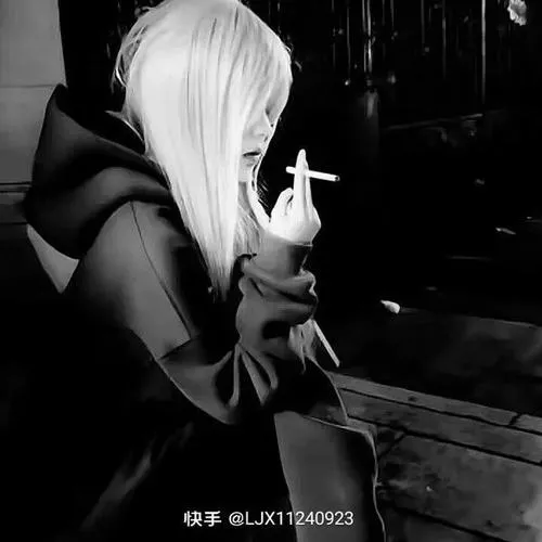 Hình ảnh đen trắng mang phong cách cổ điển cho cô gái