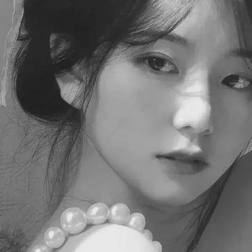 Ảnh avatar đen trắng giữ bố cục tĩnh cho cô gái