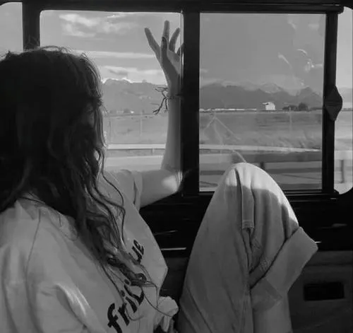 Hình profile đen trắng diễn tả con gái qua ánh nhìn xa xăm