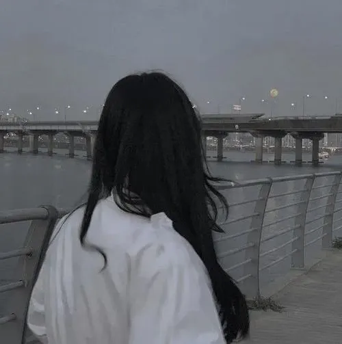 Ảnh avatar đen trắng làm nổi mái tóc buông của cô gái