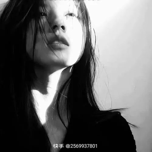 Ảnh đại diện đen trắng buồn nữ khi nỗi buồn trở nên tinh tế