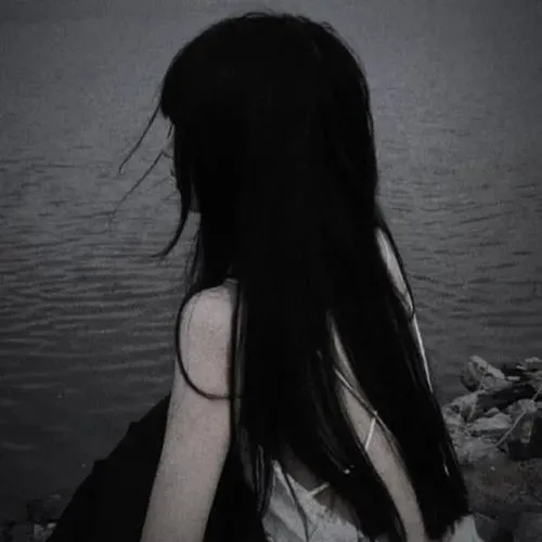 Ảnh avatar đen trắng khắc họa gương mặt nữ với cảm xúc trầm