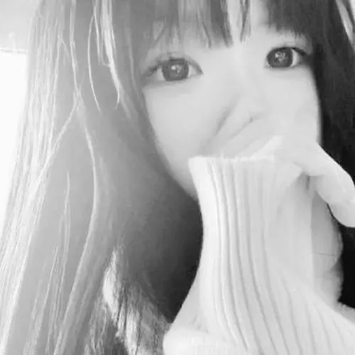 Hình avatar cute đen trắng gợi cô đơn của con gái