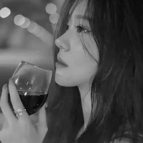 Ảnh đen trắng avatar buồn nữ mang vẻ đẹp trầm mặc rất đời